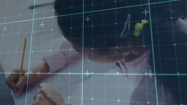 Masada kağıt üzerine kalem yerleştiren ve öğrenim için eğitim şebekesinin altına çizgi çizen bir kız. Yaratıcı süreç, çocukluk eğitimi, dijital öğrenme, konsantrasyon, sanatsal ifade, öğrenim ortamı, üretken