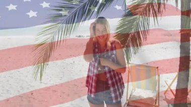 Plaj modelinin palmiye ağacının altına kıvrılmış saçlarını çekmesi turizm reklamını körüklüyor. Tropikal, boş zaman, yaz, gündelik, rahatlama, tatil, manzara