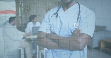 Şebeke ve renkli trend çizgileri sağlık sonuçlarını gösteren izleme verilerini gösterirken doktor ayakta duruyor. Sağlık, takım çalışması, veri analizi, profesyonel, işbirliği, tıbbi, iş dünyası