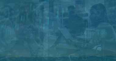 İş kıyafetlerini inceleyen ekip ofisteki masanın etrafında dizüstü bilgisayar ve çizelgelerle raporları analiz ediyor. İşbirliği, takım çalışması, strateji, analiz, işyeri, profesyonellik, veri görselleştirme