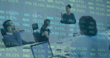 Buluşma odasında sunum yapan bluz giyen cam duvar projeksiyonlu kadını takdim ediyorum. Profesyonel, toplantı, işbirliği, modern, teknoloji, takım çalışması, kurumsal