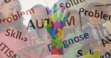 Oturma odasındaki kanepede oturan yedi çocuğu renkli yapboz parçalarıyla tutarak. Öğrenme, teknoloji, eğitim, çeşitlilik, kapsama, işbirliği, oyuncu