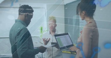 Profesyoneller ofis toplantı odasında dizüstü bilgisayar ve belgelerle planları tartışıyorlar. İş, işbirliği, modern, yenilik, strateji, takım çalışması, çalışma alanı