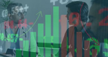 Tablet verilerini, üst düzey doktor ve çalışma arkadaşının stetoskoplarıyla grafikle analiz ediyorum. Profesyonel, takım çalışması, analitik, sağlık, modern, işbirliği, iş dünyası