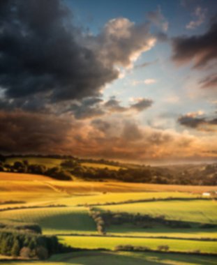 Gün batımında sakin alan manzarası