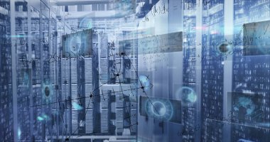 Veri merkezinde düzgün kablolama ve holografik örtülerle veri işleme dolapları çalıştırılıyor. Gelecekçi, teknoloji, ağ, dijital, yenilik, siber güvenlik, verimlilik