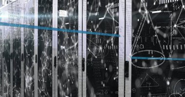 Veri merkezindeki cam LED 'lerin arkasındaki sunucu dolapları, ağ örtüleri, yatay mavi çizgi. Teknoloji, veri, altyapı, siber güvenlik, fütürizm, dijital, teknik