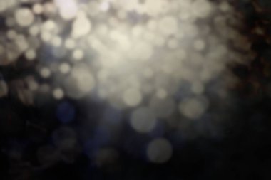 Soyut dairesel ışık noktaları koyu bulanık arkaplan ve düz tasarım üzerinde yüzüyor. Bokeh, soyut, ışıltı, aydınlanma, estetik, rüya gibi, yumuşak