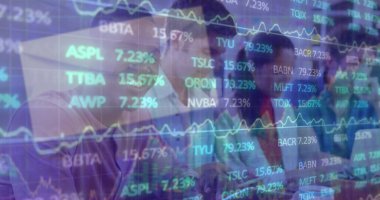 Takım elbiseli meslektaşlar, ofisteki borsa verilerini, dizüstü bilgisayar monitörleri ve kalp kaplamalarıyla analiz ediyorlar. İşbirliği, finans, analitik, takım çalışması, teknoloji, profesyonel, iş