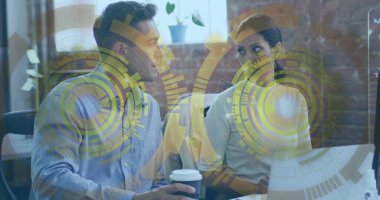 Ofiste tek kullanımlık dizüstü bilgisayarlı kahve fincanı fabrikasıyla iş arkadaşları konuşuyor. İşbirliği, takım çalışması, modernlik, yenilik, üretkenlik, iletişim, dijital çalışma alanı