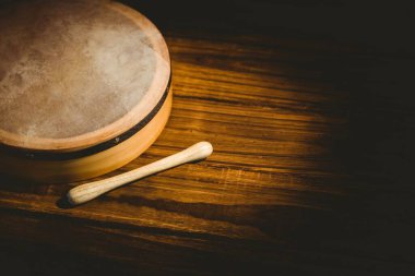 Tahta masadaki sopayla yüksek açılı Bodhran manzarası