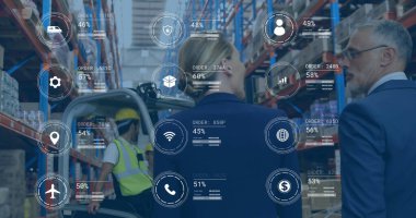 Takım elbiseli profesyoneller raflardaki depo hisselerini forklift ve kaplamalarla gözden geçiriyorlar. Lojistik, envanter, verimlilik, sanayi, veri, takım çalışması, yönetim