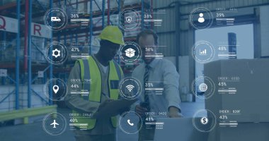 Depodaki AR verilerini palet krikosuyla analiz eden meslektaşlar, cihazlar kullanarak. Sanayi, lojistik, teknoloji, takım çalışması, veri, analiz, depo