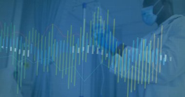 Ameliyat önlüğündeki tıbbi personel, tedavi bölümündeki şırıngadan şırıngaya sıvı taşıyor. Sağlık, profesyonellik, yenilik, kesinlik, analitik, takım çalışması, klinik