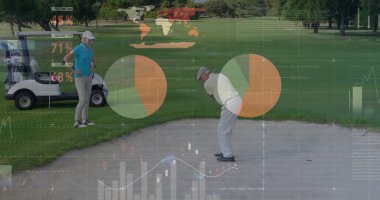 Golf sahasındaki kum sığınağından golf sopası ve veri grafikleriyle topa vuran golfçü. Atletik, hassas, akıl hocalığı, açık hava, boş zaman, spor, analiz