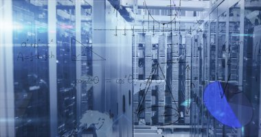 Veri merkezinde sunucu rafları ve formül örtüleriyle çalışan uzun dar koridor görüntüleniyor. Teknoloji, ağ oluşturma, dijital, veri, altyapı, fütüristik, analitik