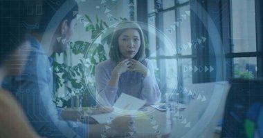 Süveter giymiş Asyalı bir kadının ahşap masada el ele tutuşmasını dinlemek, belgeler ve dijital kaplamalar. Çağdaş, işbirlikçi, profesyonel, yenilikçi, motivasyonel, kentsel, minimalist