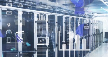 Veri merkezinde yanıp sönen LED 'leri ve kabloları dijital kaplamalarla gösteren sunucu rafları gösteriliyor. Teknoloji, veri, siber güvenlik, girişim, yenilik, dijital, altyapı