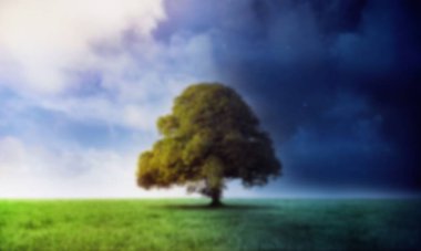 Bulutlu gökyüzüne karşı gece gündüz çimenli alanın dijital olarak oluşturulmuş görüntüsü