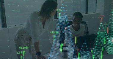 Beyaz bluz giyen iki kadın ofis masasında monitörle hisse senedi dosyalarını inceliyor. Finansal, takım çalışması, profesyonel, modern, üretkenlik, analitik, kurumsal