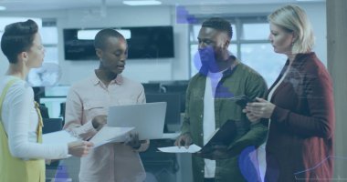 Dizüstü bilgisayarla, yazılı belgelerle ve akıllı telefonla iş birliği yapan dört iş adamı. Takım çalışması, yenilik, iletişim, teknoloji, şirket, üretkenlik, modern