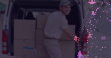 Üniformalı teslimat işçisi karton kutuyu dijital ağ kaplamalı olarak arkada kaldırıyor. Lojistik, kurye, nakliye, ulaşım, depo, dağıtım, etkinlik