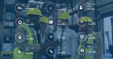 Depo personeli miğferler ve yeleklerle depodaki sipariş ölçümlerini inceleyecek. Lojistik, envanter, takım çalışması, sanayi, analitik, işbirliği, uyum