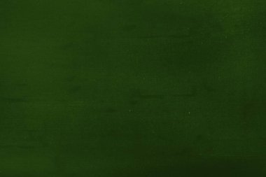 Koyu yeşil desenli yüzey tüm çerçeveyi ince ton değişimleriyle kaplıyor. Endüstriyel doku, kumaş deseni, görsel tasarım, malzeme yüzeyi, monokrom arkaplan, ince ton değişimi, minimalist tarz.