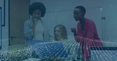 Spor ceketli kadınların toplantı odasında dizüstü bilgisayarlarıyla, beyaz tahta notlarıyla projeyi gözden geçirmesi. Takım çalışması, beyin fırtınası, çeşitlilik, profesyonel, iletişim, yenilik, başlangıç