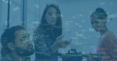 Ofisteki çalışma alanında veri aktarımıyla kuadkopter drone 'u analiz eden 3 mühendis işbirliği yapıyor. Teknoloji, yenilik, takım çalışması, endüstriyel, modern, analitik, iletişim