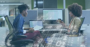 Gümüş dizüstü bilgisayardaki belgeleri inceleyen ve elinde kahve fincanı tutan iki meslektaşım var. İşbirliği, takım çalışması, veri analizi, profesyonel kıyafet, modern çalışma alanı, üretkenlik, teknoloji