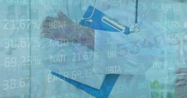 Laboratuvar önlüklü kadın doktor klinikte pano ve steteskop tutuyor ve veri örtüsü gösteriyor. Tıbbi, tanı, analitik, profesyonellik, şirket, sağlık, veri görselleştirme