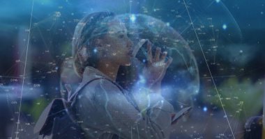 Akıllı telefonu tutan ve park yolunda üzerinde veri örtüsü olan sırt çantası takan bir kadın, kopyalama alanı. Gelecek, teknoloji, bağlantı, iletişim, dijital, açık hava, modern