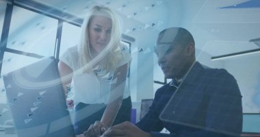 Eğitimli üst düzey kadın ve erkek iş kıyafetleri, açık planlı ofiste dizüstü bilgisayardaki verileri analiz etmek, analitik. İşbirliği, profesyonellik, dijital, yenilik, modern, çalışma alanı, takım çalışması