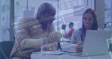 Bej kazaklı akıl hocası ve sarı bantlı kadın belgeleri inceliyor, ofisinde veri örtüsü var. İşbirliği, takım çalışması, analitik, teknoloji, profesyonel, kurumsal, yenilik