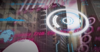 Şehir merkezindeki gökdelenin üzerinde ızgara kaplamalı denklemleri yansıtan dairesel arayüz. Gelecekçi, teknoloji, yenilik, dijital, holografik, siber, kentsel