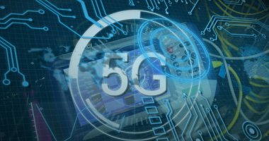 Dijital arayüz ortamının üzerinde eş merkezli HUD halkalarıyla yarı şeffaf 5G logosu üzerinde uçuyor. Teknoloji, bağlantı, yenilik, dijital, siber, ağ, fütüristik