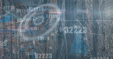 Sunucu rafındaki yama panellerine bağlanmış karmaşık ağ kabloları sayısal veri örtüleriyle gösteriliyor. Teknoloji, veri merkezi, dijital, bağlantı, siber güvenlik, yenilik, modern