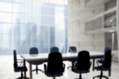 Düz tasarım toplantı odasında şehir manzaralı siyah sandalyelerle çevrili beyaz konferans masası bulunuyor. Şirket, modern, minimalist, profesyonel, kentsel, gösterişli, iç mekan