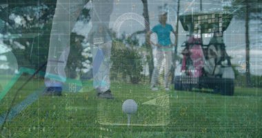Golf topunu golf sopasıyla sahaya, golf arabasını da çantalara dizen golfçüye sesleniyorum. Spor, açık hava, eğlence, eğlence, rekabet, doğa, yaşam tarzı.