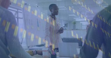 Ofis toplantısında elinde tablet olan kadını sunarken bilgisayarla mali tabletleri paylaşıyor. İşbirliği, takım çalışması, yenilik, profesyonel, modern, strateji, veri