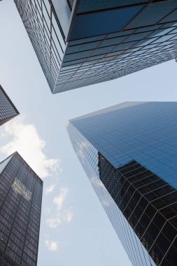 Yansıtıcı cam gökdelenler düz dizayn şehrinde birleşiyor, aynalı çelik ızgarayı gösteriyor. Kentsel, modern, mimari, gökdelen, şirket, minimalist, yüksek binalar