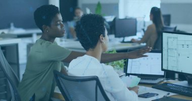 Dizüstü bilgisayarı ve monitörü göstererek, iş arkadaşları ortak ofisteki planları, renk örneklerini tartışarak. İşbirliği, takım çalışması, modernlik, profesyonellik, üretkenlik, beyin fırtınası, iç mekan