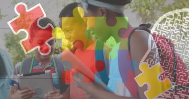 Güneşli parkta sırt çantaları takan dört öğrencinin elinde tablet not defteri kağıtları vardı. Güneş ışığı, arkadaşlık, işbirliği, eğitim, açık hava, enerji, yeşillik