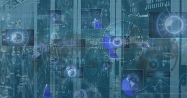 Veri merkezinde sunucu rafları üzerinde kod akışını gösteren holografik arayüz gösteriliyor. Fütürist, teknoloji, dijital, bağlantı, sanal, siber güvenlik, yenilik