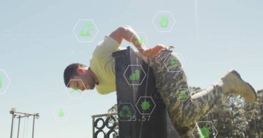 Kamuflaj pantolonu giyen atletik bir adam yeşil AR simgeleriyle dışarıda bariyer tutuyor. Macera, esneklik, uygunluk, yenilik, açık hava, teknoloji, kararlılık