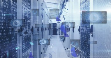 Sunucu odası koridoru, sunucu rafları, kablo çekmeceleri ve yüzen dijital kaplamalarla gösteriliyor. Teknoloji, siber güvenlik, ağ oluşturma, yenilik, otomasyon, veri, altyapı