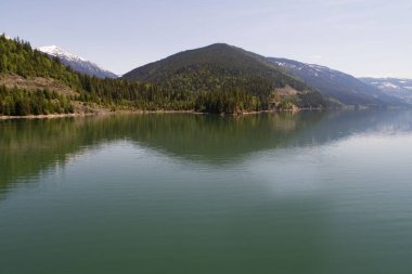 Berrak gökyüzüne karşı dağ sırasının sakin manzarası