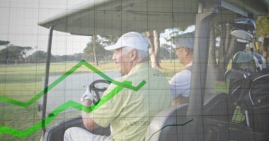 Golf arabasında golf tişörtü giyen golf sürücüleri golf çantalı, yeşil çizelgeli. Açık hava, boş zaman, spor, lüks, takım çalışması, ilerleme, canlılık