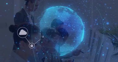 Ofis ekibi, güvenlik için ağ simgelerini bağlayan holografik küreyi gözlemliyor. Teknoloji, işbirliği, yenilik, modernlik, dijital, bağlantı, profesyonel